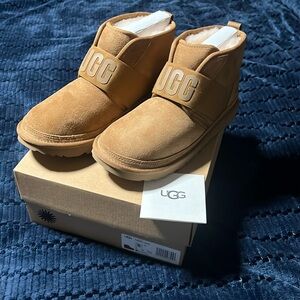 BNWT UGG kids boot